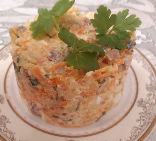 Вкусный салат с соленой скумбрией и зеленью – пошаговый рецепт