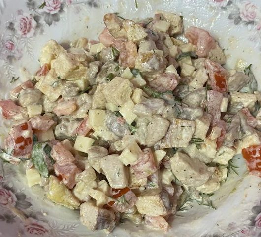 Салат «Бавария» с курицей и сухариками – пошаговый рецепт