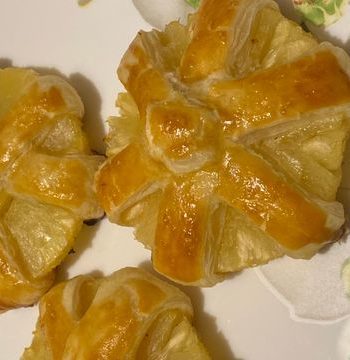 Слойки с ананасом «Цветочек» – пошаговый рецепт