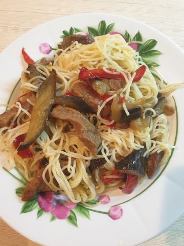 Овощи с мясом и спагетти