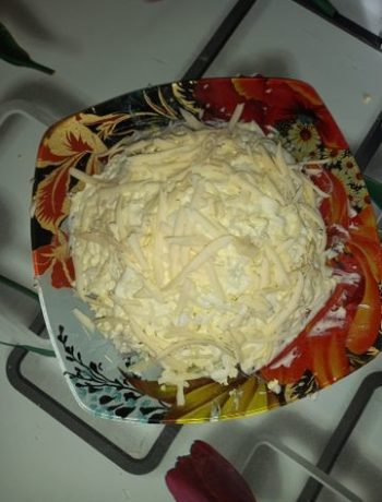 Слоеный салат «Мужской каприз» с курицей и сыром – пошаговый рецепт