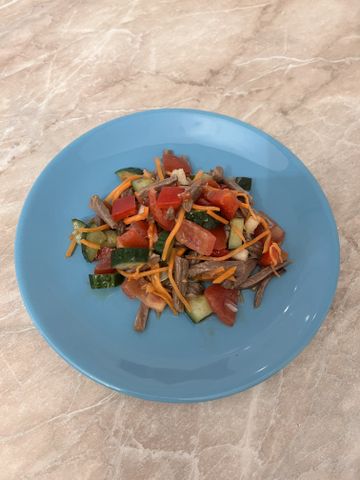 Салат из отварной говядины с болгарским перцем и корейской морковью – пошаговый рецепт