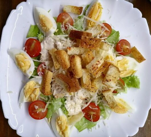 Нежный салат «Цезарь» с курицей и заправкой на основе греческого йогурта – пошаговый рецепт