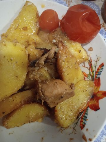 Жареная картошка с шампиньонами и куриной грудкой – пошаговый рецепт