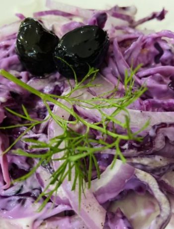 «Фиолетовый» капустный салат с маслинами