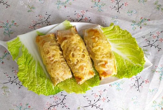 Сырные хот-доги из слоеного теста – пошаговый рецепт