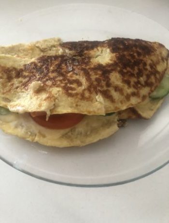 Овсяный блин с творожным сыром и помидором на завтрак – пошаговый рецепт