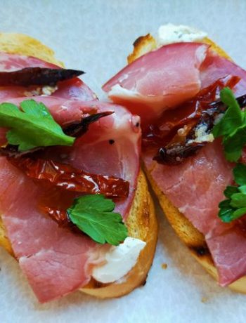 Закусочные бутерброды с вялеными томатами и мясом – пошаговый рецепт