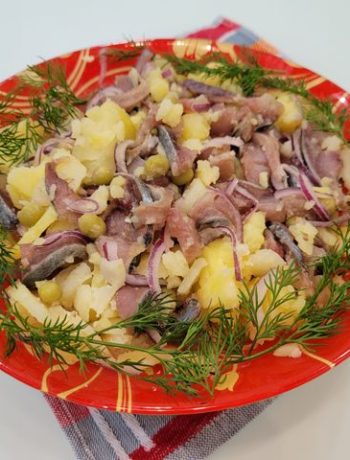 Салат из селедки с картошкой и зеленым горошком – пошаговый рецепт