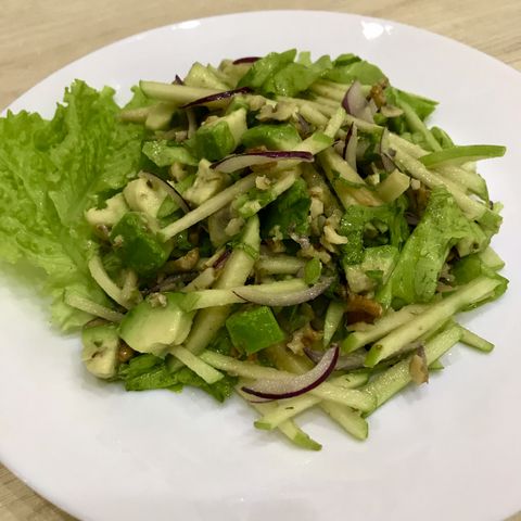 Зеленый салат с авокадо и яблоком – пошаговый рецепт