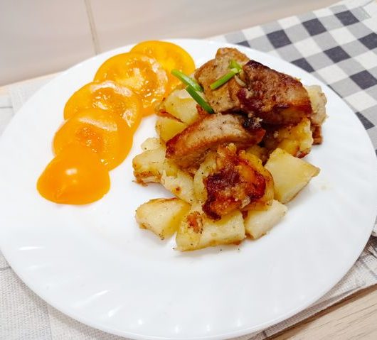 Картошка по-деревенски с мясной поджаркой – пошаговый рецепт