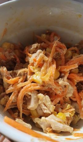 Салат «Лисичка» с куриной голенью и кукурузой – пошаговый рецепт