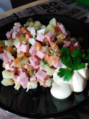 Сытный салат оливье с вареной колбасой и зеленым луком – пошаговый рецепт