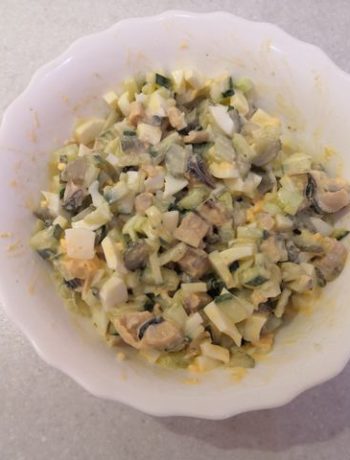 Салат из огурцов с мидиями – пошаговый рецепт