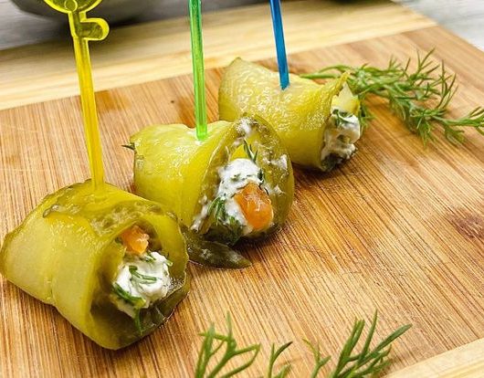 Рулетики из соленого огурчика с семгой и творожным сыром – пошаговый рецепт
