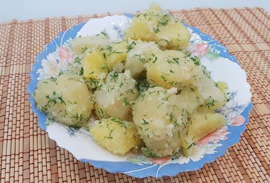 Отварной картофель с укропом и чесноком – пошаговый рецепт