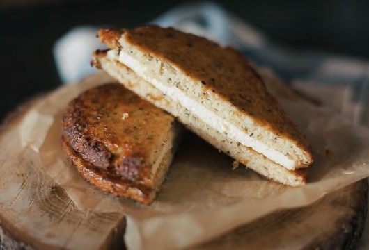 Необычный сырный сэндвич без муки – пошаговый рецепт