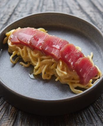 Спагетти карбонара с копченым тунцом