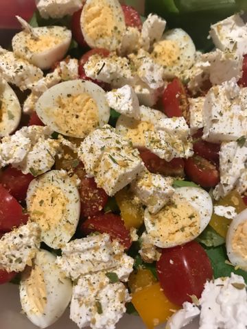 Греческий салат с перепелиными яйцами – пошаговый рецепт