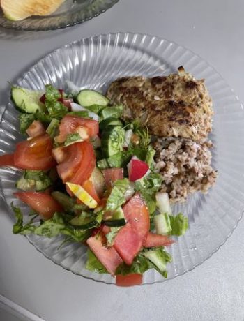 Гречка с котлетой и летний салат – пошаговый рецепт