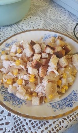 Салат «Парижанка» с куриным филе и кукурузой – пошаговый рецепт