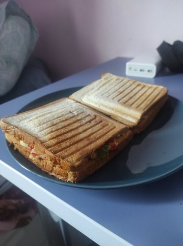 Сытный сэндвич с курицей и сыром в мультипекаре – пошаговый рецепт