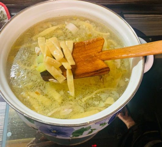 Куриный суп с домашней лапшой как в детстве – пошаговый рецепт