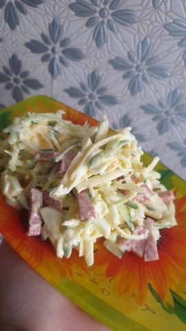 Салат «Московский» с колбасой и сыром – пошаговый рецепт
