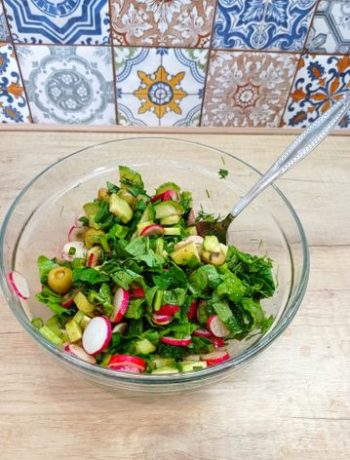 Весенний витаминный салат со шпинатом и редисом – пошаговый рецепт