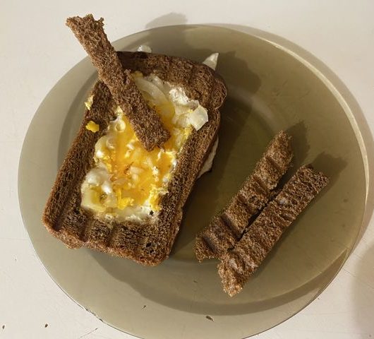 Яичница с гренками из ржаного хлеба на завтрак – пошаговый рецепт