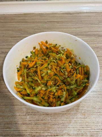 Яркий салат из моркови и огурца с горчичным маслом и тыквенными семечками – пошаговый рецепт