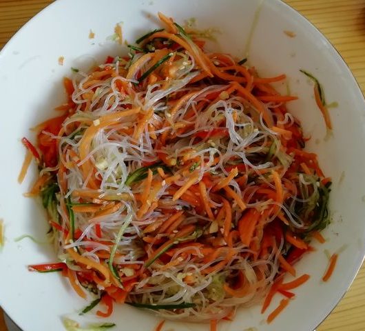 Салат из фунчозы со свежими овощами и белым кунжутом – пошаговый рецепт