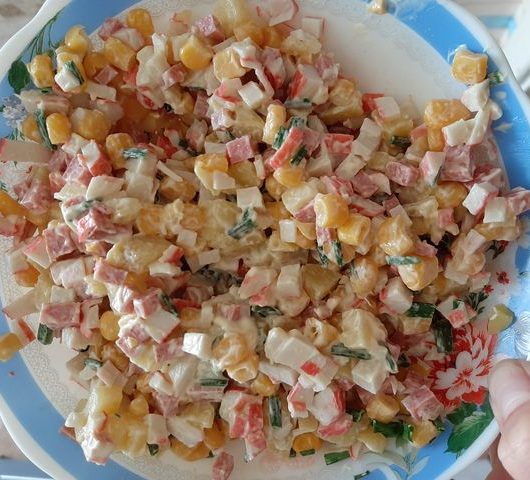 Крабовый салат с колбасой и зеленым луком