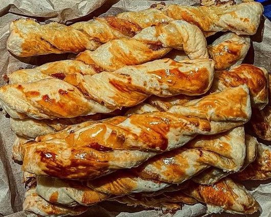 Крученые слоеные палочки с беконом и сыром – пошаговый рецепт