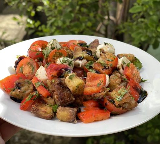 Летний салат с хрустящими баклажанами – пошаговый рецепт