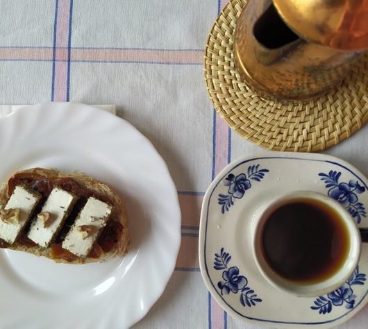 Кофе по-восточному с бутербродом с козьим сыром и томатами – пошаговый рецепт