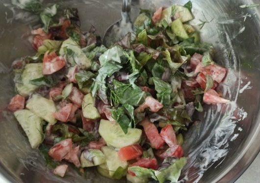 Летний салат со сметаной и специями – пошаговый рецепт