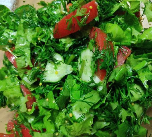 Свежий овощной салат с зернистой горчицей и чесноком – пошаговый рецепт
