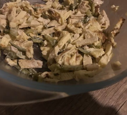 Нежный салат с куриным филе и яичными блинчиками – пошаговый рецепт