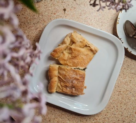 Слоеный пирог с щавелем – пошаговый рецепт