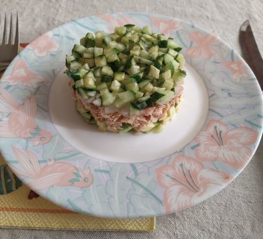 Салат с отварным лососем
