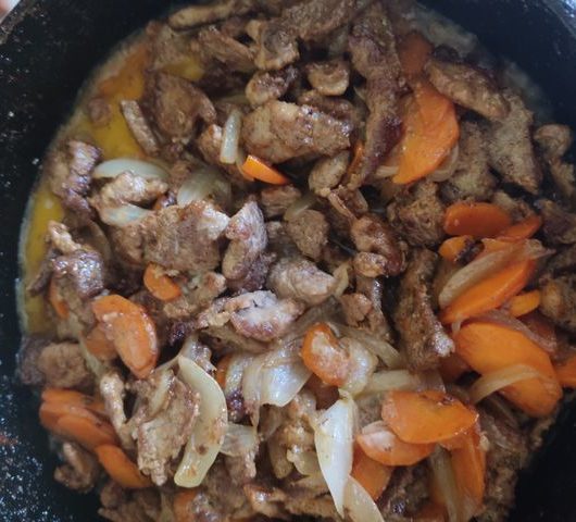 Слайсы мясные с морковью и луком – пошаговый рецепт