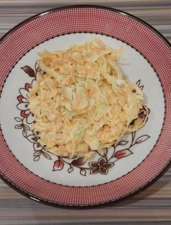 Капустный салат «Мням-мняшка» с перепелиным яйцом