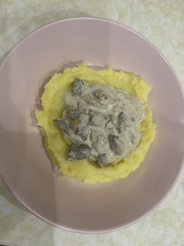 Говяжья печень с гарниром в виде картофельного пюре – пошаговый рецепт