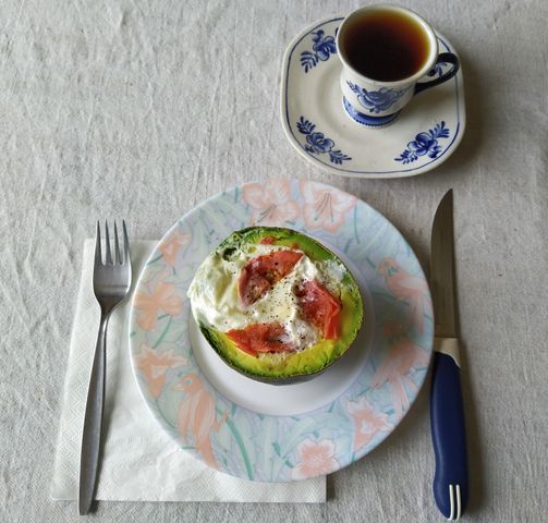 Яйцо запеченое в авокадо с помидором – пошаговый рецепт