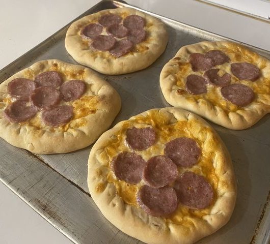 Румяные пиццы с сырными бортиками