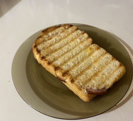 Горячий бутерброд с сыром сулугуни на электрическом гриле – пошаговый рецепт