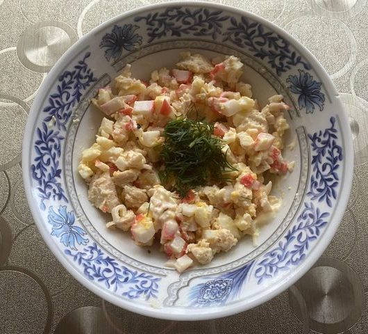 Салат «Грета» с крабовым мясом и индейкой – пошаговый рецепт