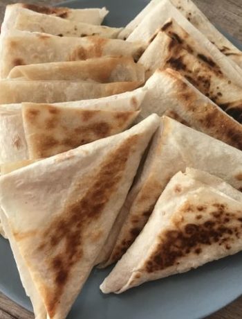 Треугольники из армянского лаваша с сыром и сосисками – пошаговый рецепт