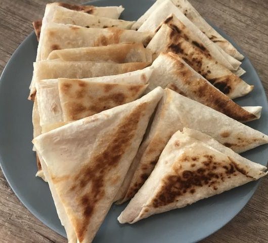 Треугольники из армянского лаваша с сыром и сосисками – пошаговый рецепт
